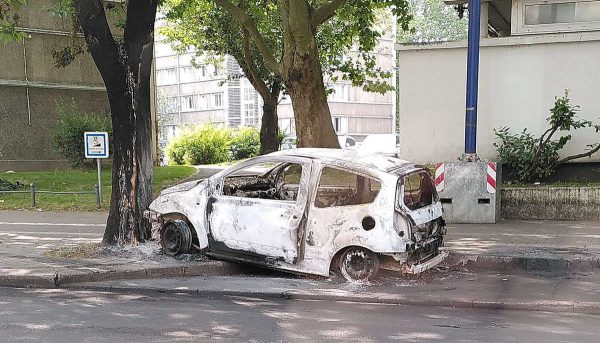 2023-07-Voiture_brûlée_à_Lille_-_29_juin_2023