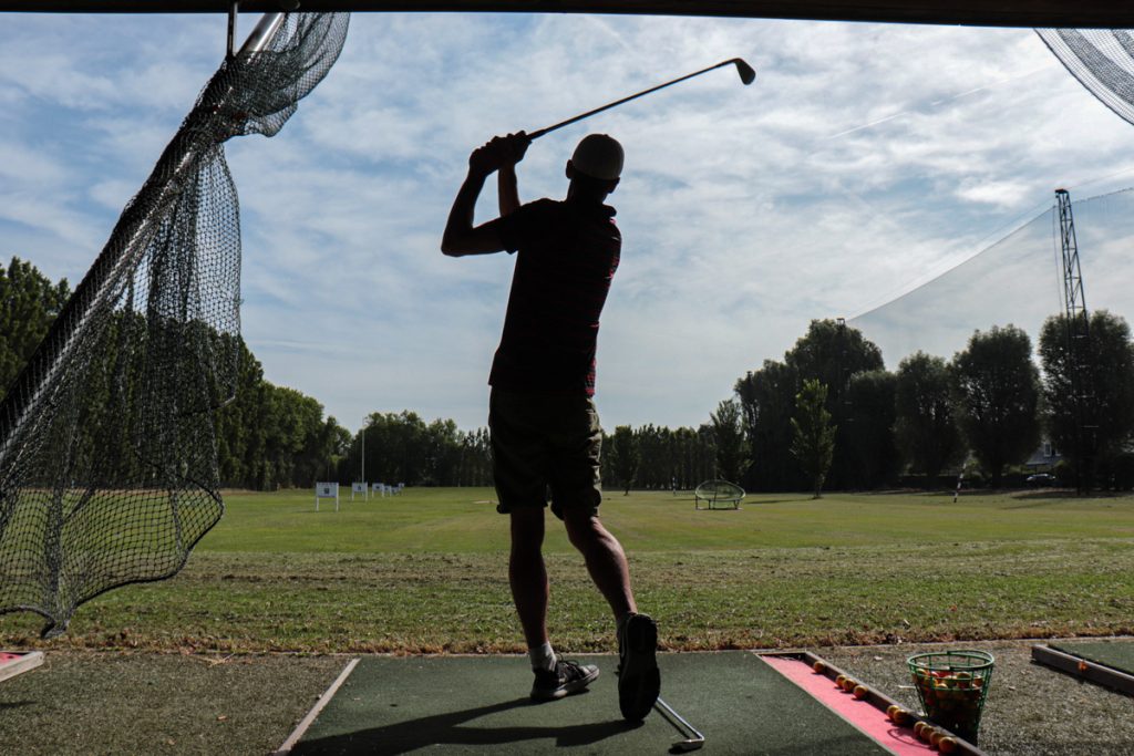 Des golfs verts en été : un loisir au défi du changement climatique