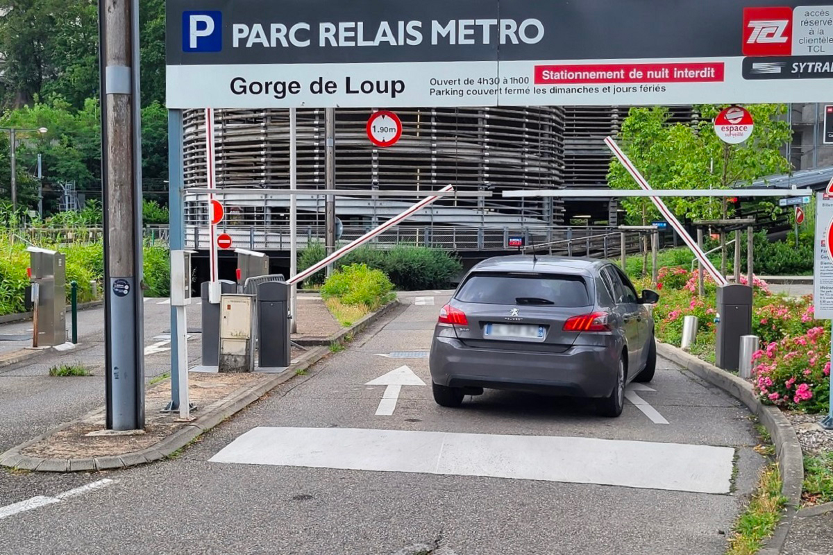 Au parking relais de Gorge de Loup, usager des transports en commun y es‐tu ?
