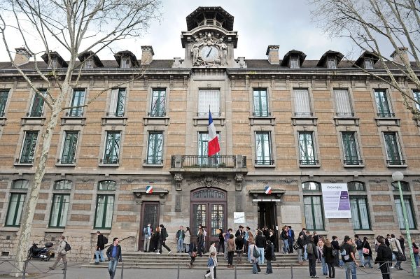 LYCEE DU PARC A LYON AMBIANCE A LA SORTIE DES COURS