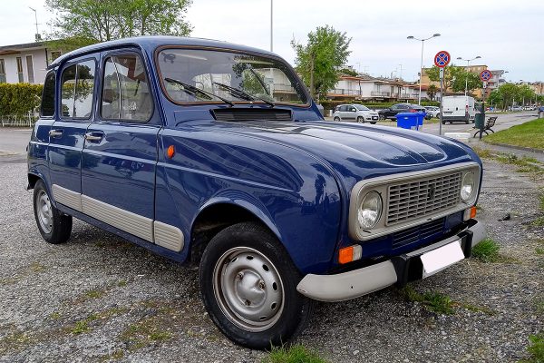 Renault 4 Lukasz-jablonski-flouté