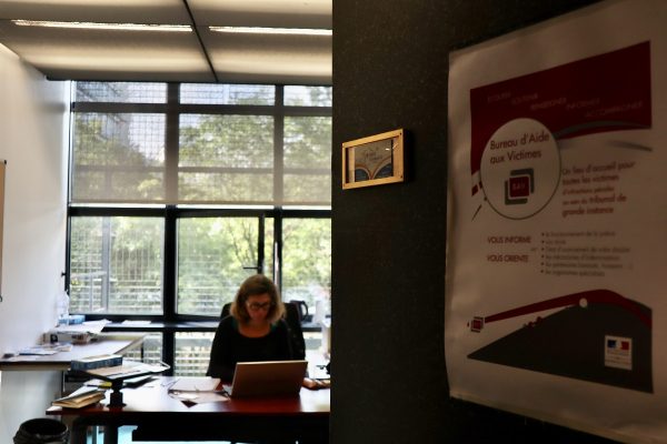 Virginie Bothua dans son bureau de France Victimes au tribunal de Nantes Photo Claire Besnard