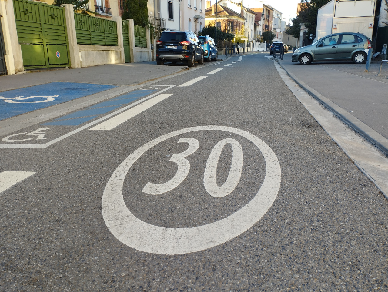 Pour une meilleure sécurité, la ville de Cugnaux teste les rues fermées à  la circulation près des écoles - Le Parisien