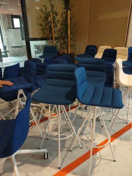 Dernier aménagement en date au bleu Morançais, des dizaines de chaises hautes livrées cette semaine au Conseil régional. Photo Antony Torzec