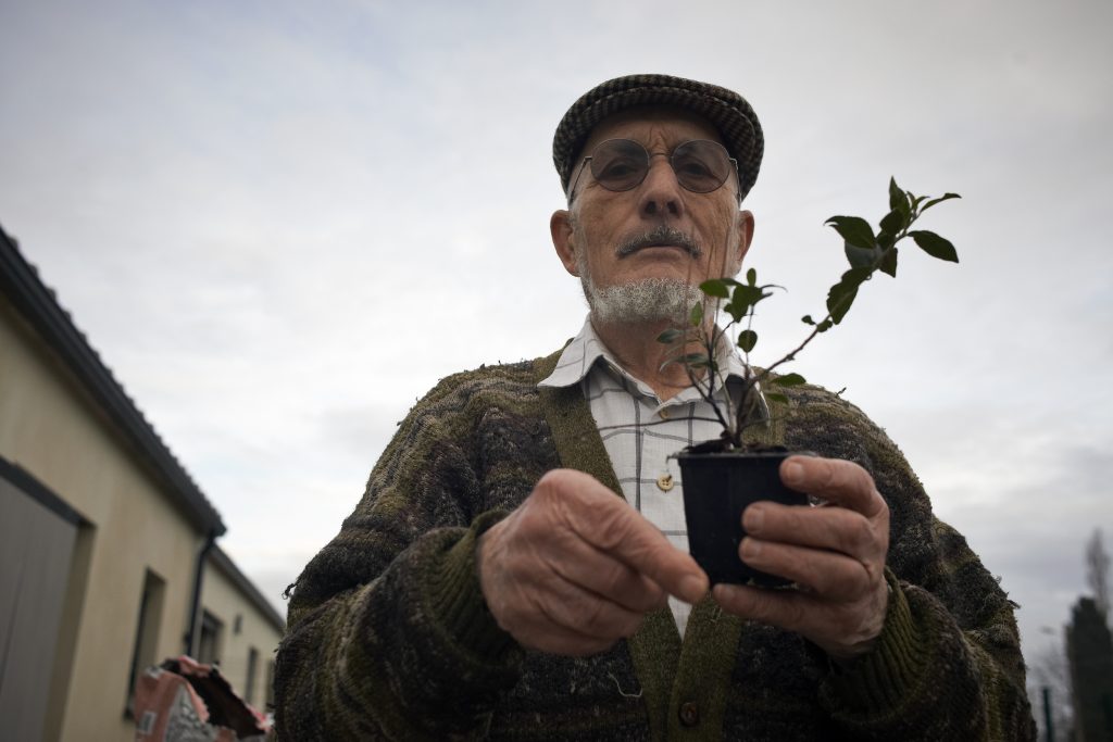 Une lectrice de Mediacités offre des arbres à un exproprié de l’A69