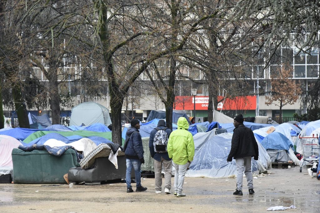 Les jeunes migrants du square Sainte‐Marie‐Perrin enfin mis à l’abri… en partie