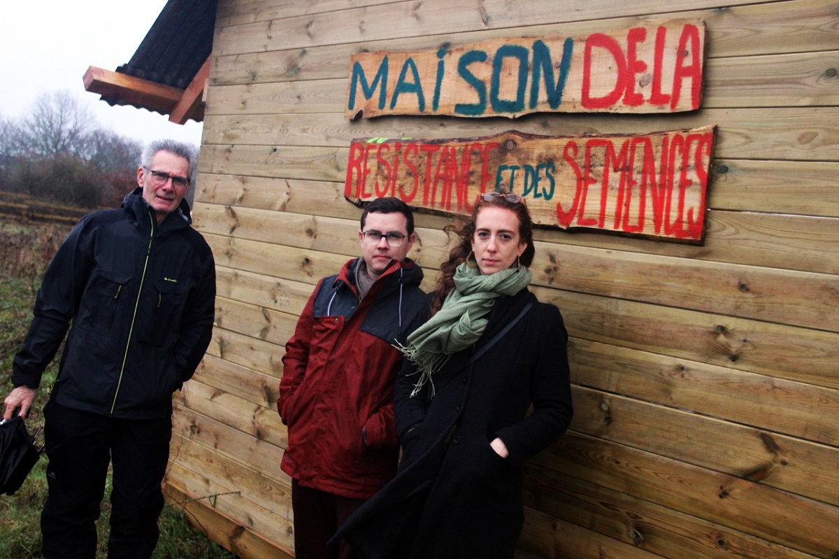 Des membres du collectif Sauvons les Gohards. Jean-Paul Leconte, Gaëtan Foulon et Margot Medkour devant la maison de la résistance. Photo Samuel Hauraix