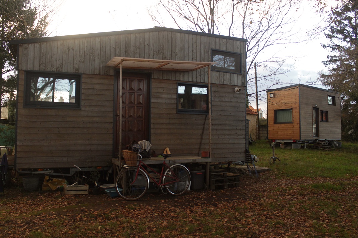 Deux des quatre tiny houses de Rezé. Photo : Farah Sadallah