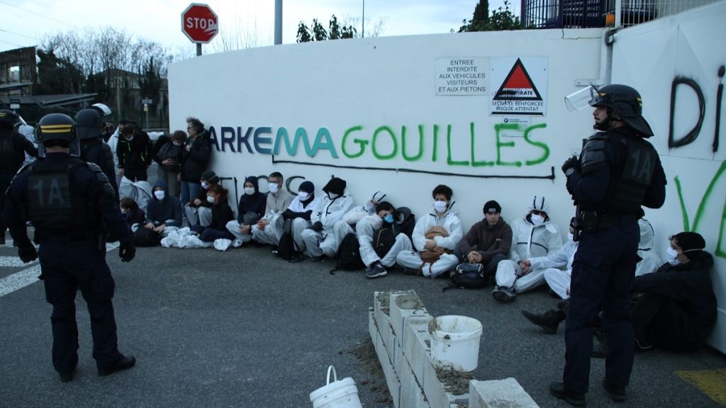Pollution aux PFAS au sud de Lyon : des militants écologistes s’invitent chez Arkema