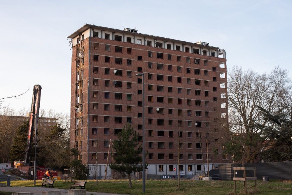 Quitter les « tours dégueulasses » du quartier Concorde à Lille ? Pas si simple pour les habitants qui restent à reloger