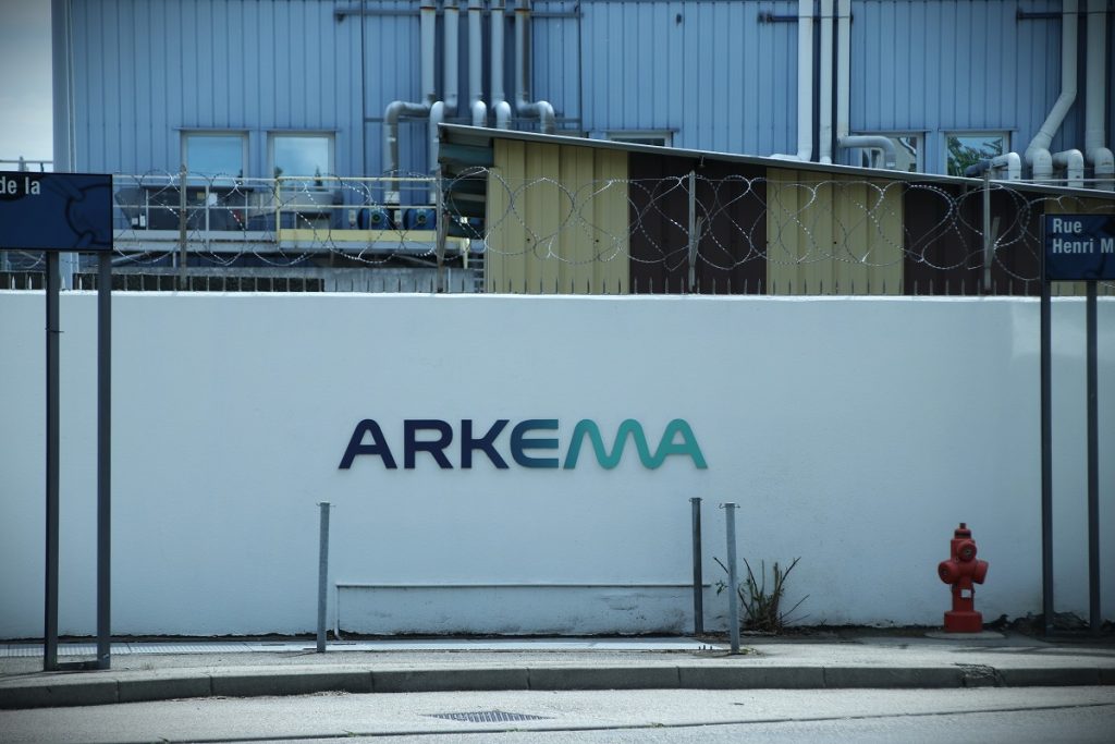 Fabrique du doute et <i>greenwashing</i> : la stratégie d’Arkema pour produire toujours plus de PFAS