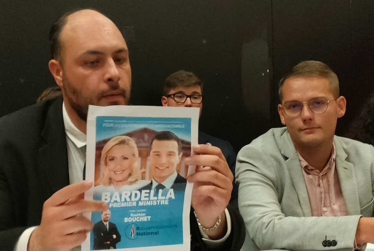 Gauthier Bouchet, délégué départemental du RN en Loire-Atlantique brandissant un flyer du parti aux côtés de Bastian Maldiney candidat sur la 9e circonscription Photo Antony Torzec