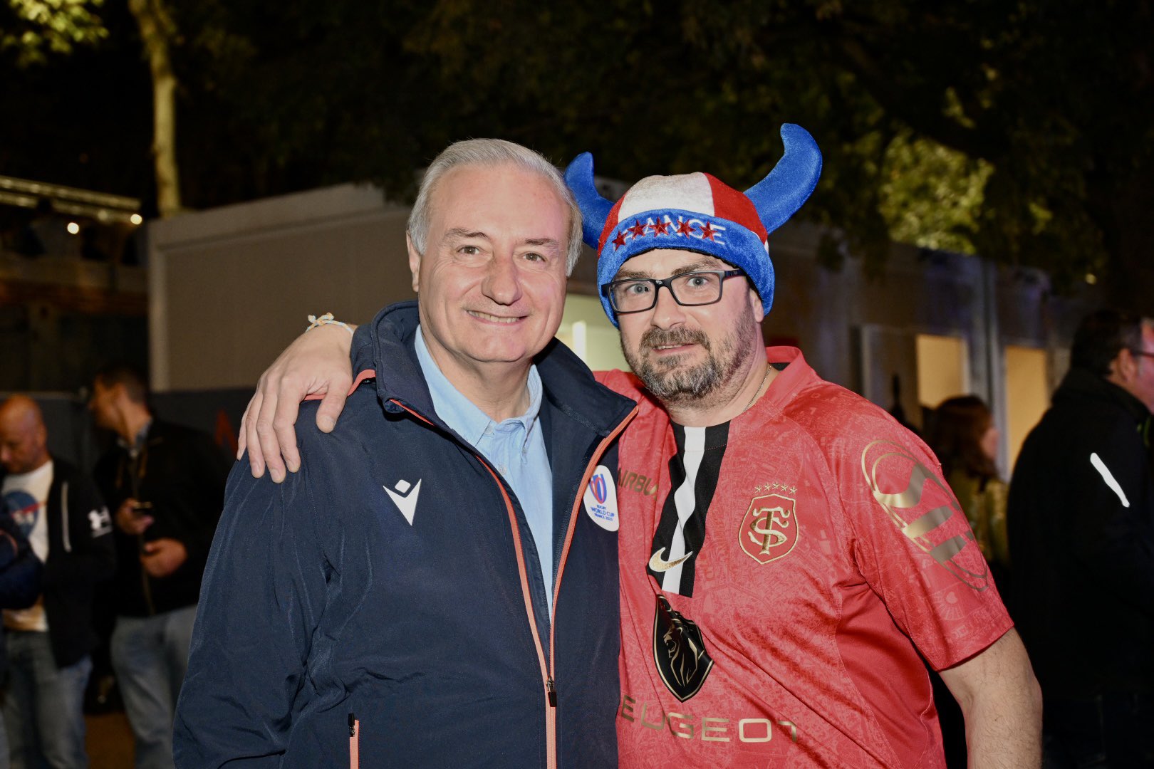 Jean-Luc Moudenc aux côtés d’un supporter du XV de France le 15 octobre sur le village rugby toulousain de la prairie des filtres. Le Stadium a accueilli quatre matches de la coupe du monde de rugby 2023. Source : Compte X @jlmoudenc