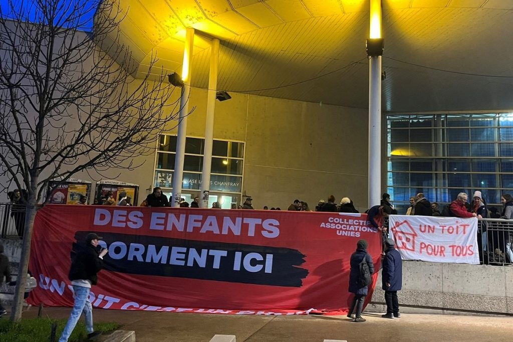 Pour faire des économies, la métropole de Lyon rogne sur l’hébergement des femmes et enfants sans‐abri