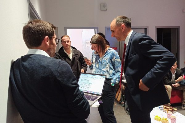 Dans les loges de TéléNantes, Karim Benbrahim, nouveau député PS de Loire-Atlantique, apprend la victoire de son camarade Fabrice Roussel (c) Thibault Dumas