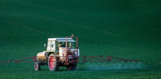 Le pulvérisateur agricole permet d’épandre des pesticides et engrais de synthèse. Photo Creative commons
