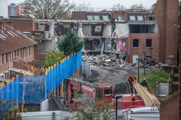 Le bâtiment 165 est le premier en cours de démolition.