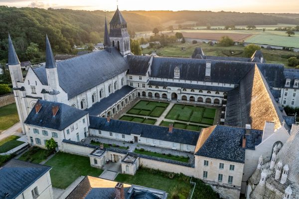L'Abbaye de Fontevraud vue du ciel. Photo :Abbaye de Fontevraud / Kreazim