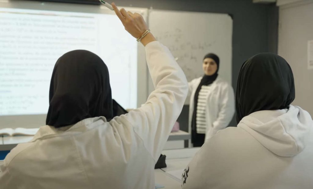 Est‐il exact que le génocide des juifs n’est pas étudié au lycée musulman Al‐Kindi ? 