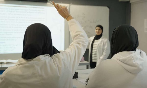 Est‐il exact que le génocide des juifs n’est pas étudié au lycée musulman Al‐Kindi ? 