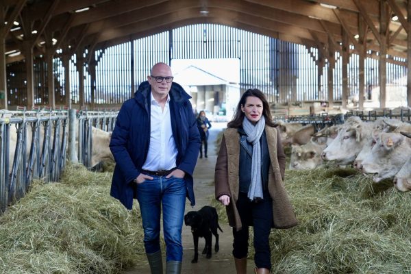 Édouard Philippe et Christelle Morançais en visite dans une ferme Sarthe en février 2024. Photo : Compte X de Christelle Morançais