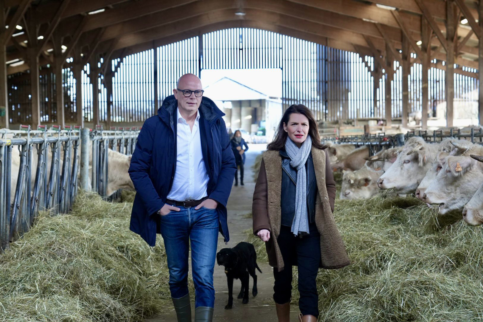 Édouard Philippe et Christelle Morançais en visite dans une ferme Sarthe en février 2024. Photo : Compte X de Christelle Morançais