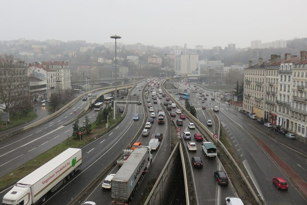 ZFE à Lyon : les enjeux derrière un possible enterrement du dispositif anti‐pollution de l’air