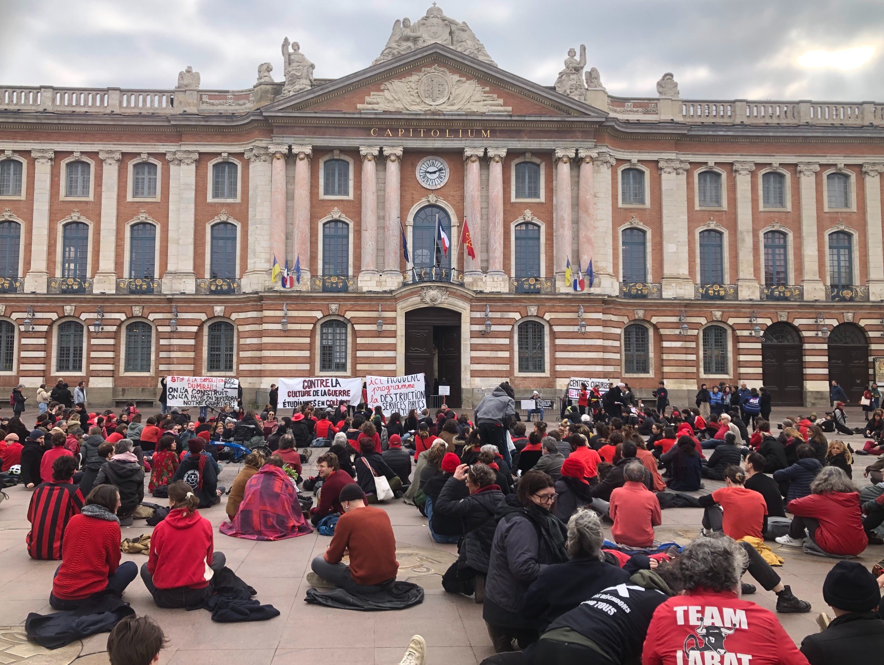 Qui a interrompu le conseil municipal de Toulouse, le 27 mars ?