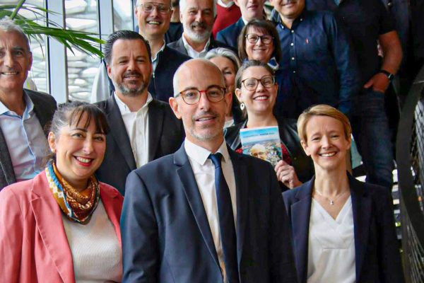 Julien Bainvel affichant ses soutiens le 26 avril, dont la sénatrice (LR) Laurence Garnier et la maire (divers droite) de Bouguenais Sandra Impériale. Photo : compte X de Julien Bainvel.