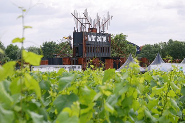 Le site du Hellfest, qui s'étale sur 113 hectares chaque fin juin, vu des vignes qui l'entourent. Photo : Thibault Dumas