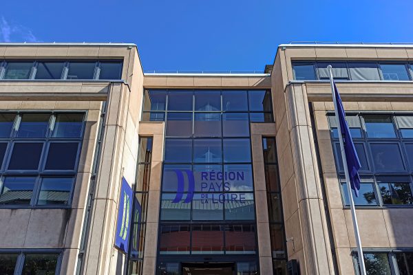 L'entrée de l'hôtel de région des Pays de la Loire sur l'île de Nantes. Photo : Thibault Dumas