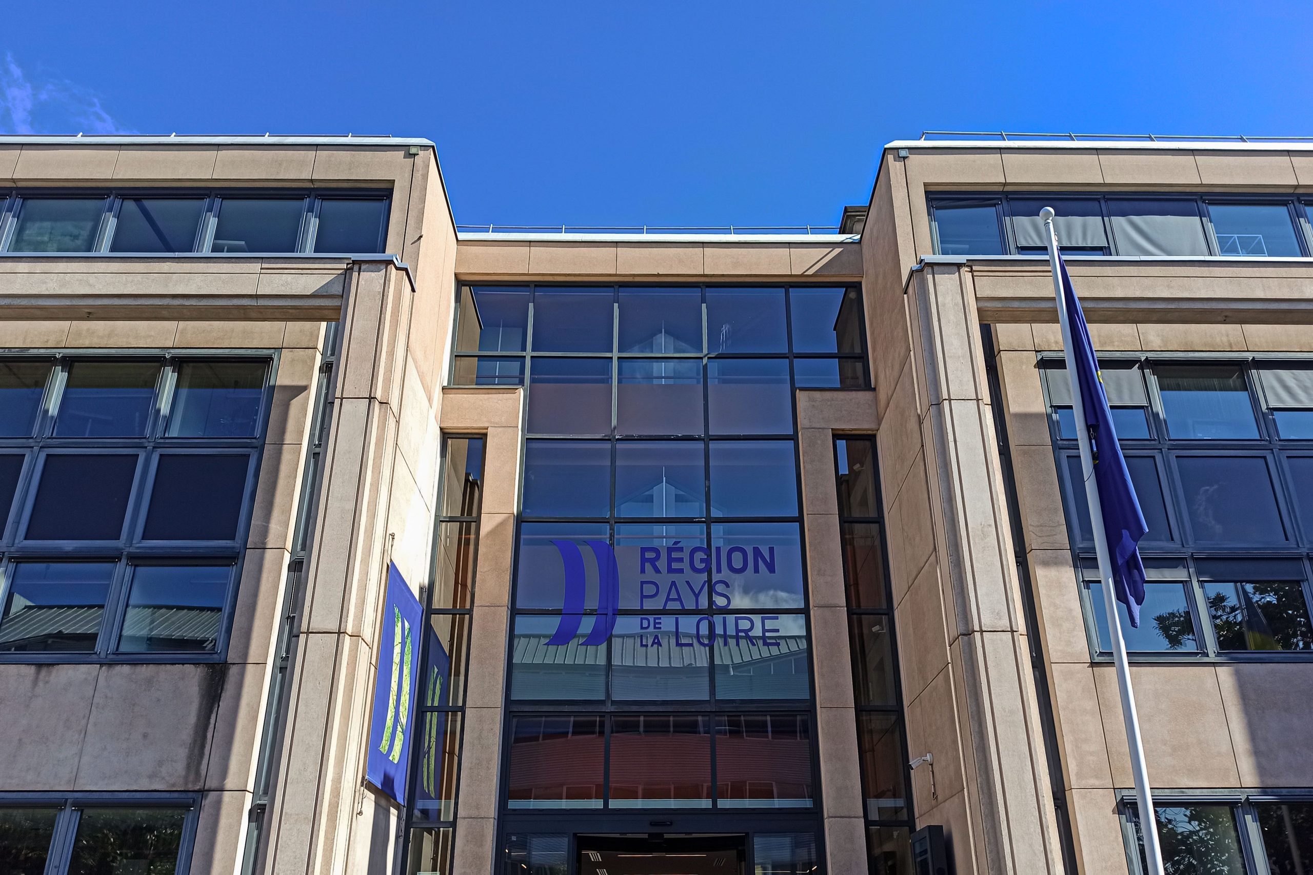 L'entrée de l'hôtel de région des Pays de la Loire sur l'île de Nantes. Photo : Thibault Dumas