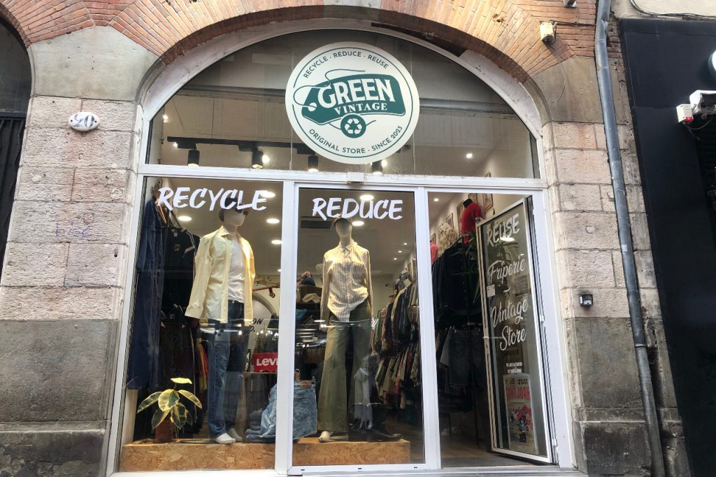 A Toulouse, des vêtements de l’autre bout du monde dans des friperies du coin de la rue 