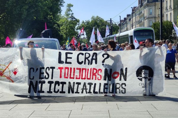 La banderole du collectif Colère en tête de la manifestation anti-CRA le 17 mai dernier à Nantes. Photo compte X Sylvain Carriere-fotor-20250521175339
