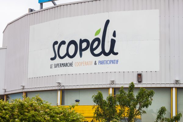 L'entrée du supermarché coopératif et participatif Scopéli, à Rezé. Photo Mathilde Doiezie