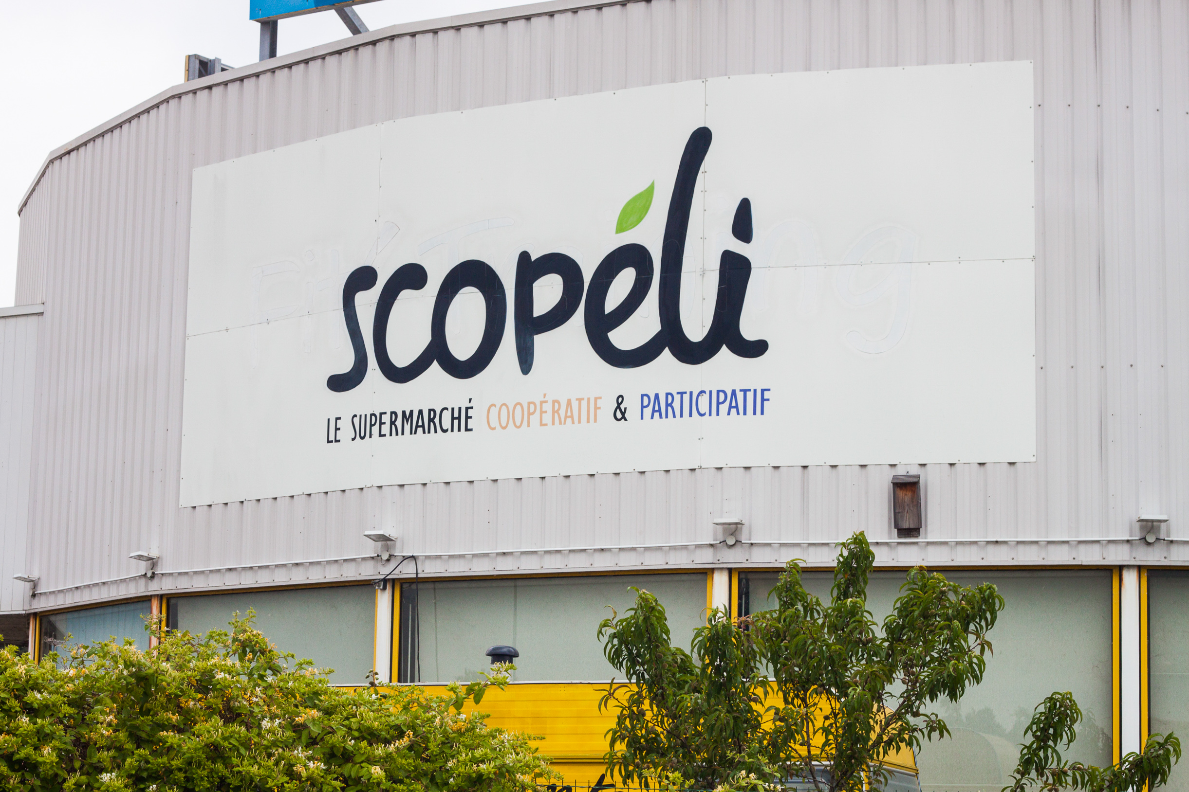 L'entrée du supermarché coopératif et participatif Scopéli, à Rezé. Photo Mathilde Doiezie