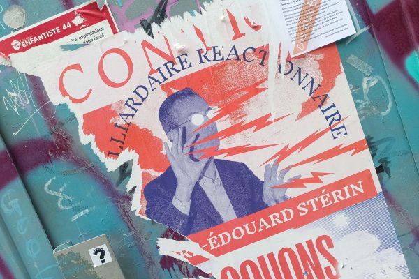 Affiche des opposants à la “Nuit du bien commun” et Pierre-Édouard Stérin, collée dans le centre de Nantes. Photo : Thibault Dumas / Mediacités