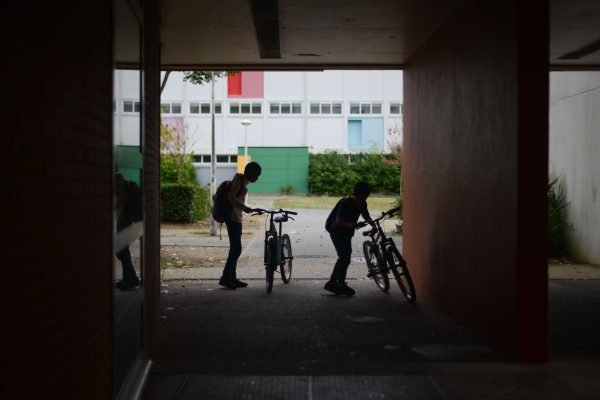 Deux collègiens dans le quartier du Breil. Photo : Thibault Dumas / Mediacités