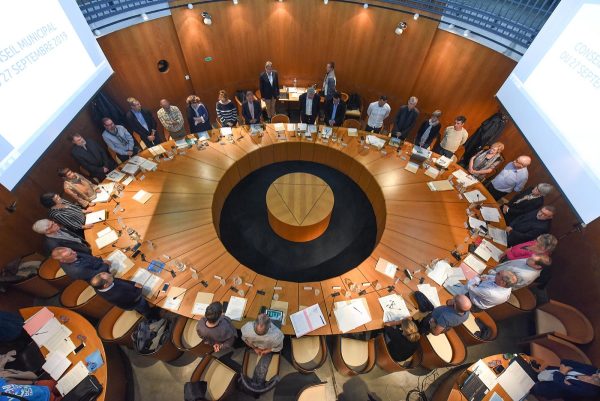 Conseil municipal de Rezé, lors d'un hommage à l'ancien maire, Hervé Neau. Ce dernier a mis fin à ses jours en mairie le 11 février 2022. Photo : Ville de Rezé
