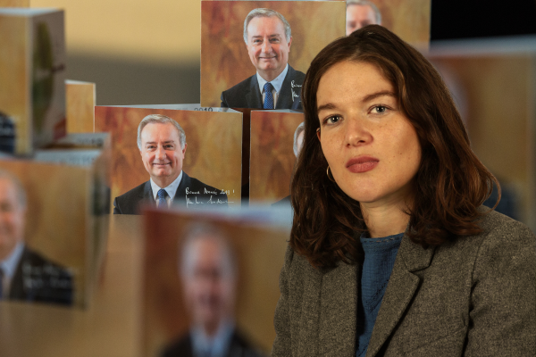 Inès Bernard, délégué générale d'Anticor, explique pourquoi son association porte plainte contre Jean-Luc Moudenc. / Illustration Mediacités - Photo Frédéric Scheiber