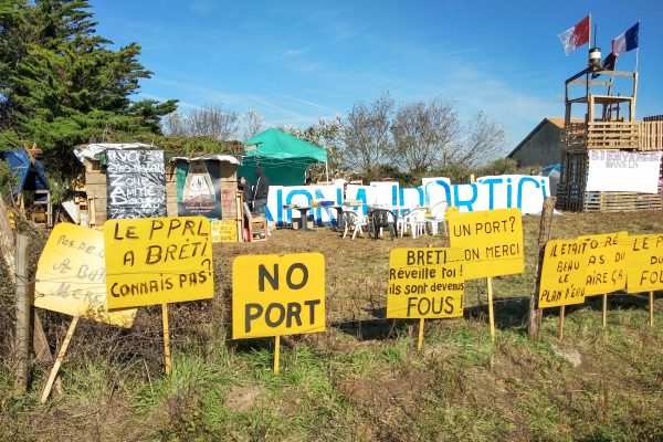 Sur l'éphémère “ZAD de la Dune” contre le projet de port à Brétignolles-sur-Mer, en 2019. Photo : Thibault Dumas / Mediacités