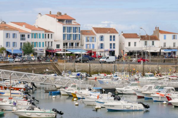 Port-Joinville, à l'île d'Yeu, où appareillent les navires en provenance du continent. Photo : Thibault Dumas / Mediacités