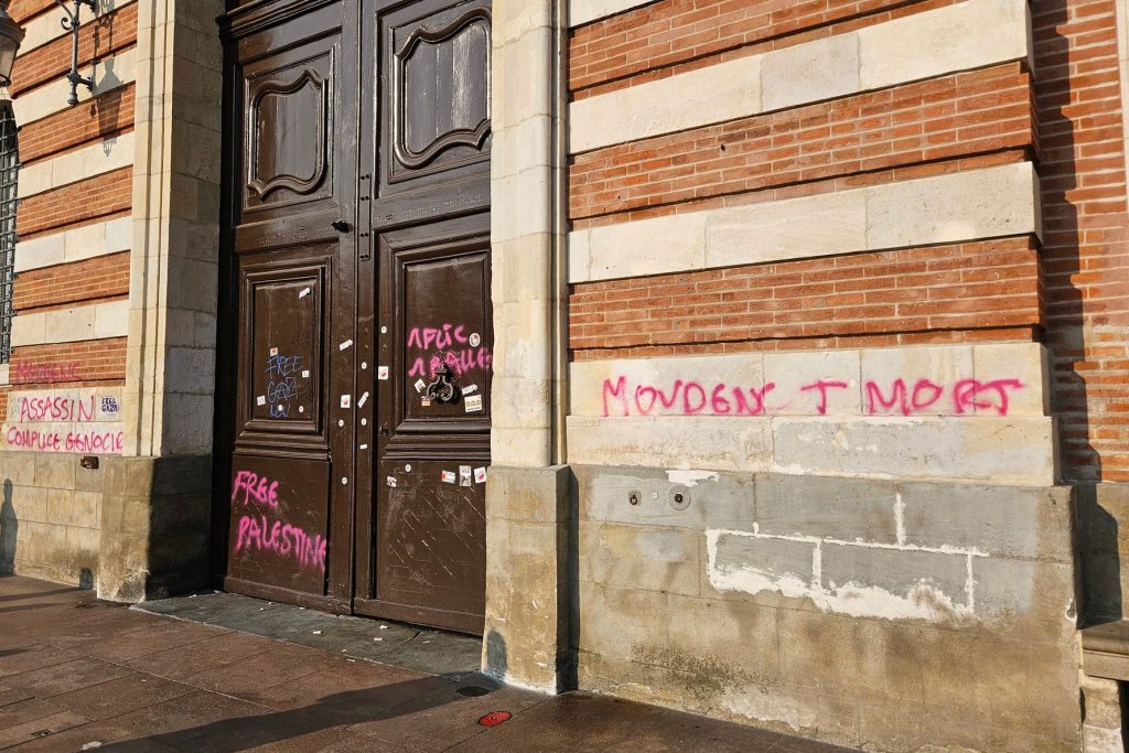 Menace de mort contre un maire : que risque l’auteur du tag visant Jean‐Luc Moudenc ?