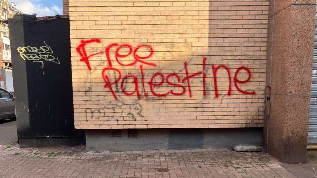 La ville de Lille, en plein bad buzz politique, après avoir effacé des tags en soutien à la Palestine