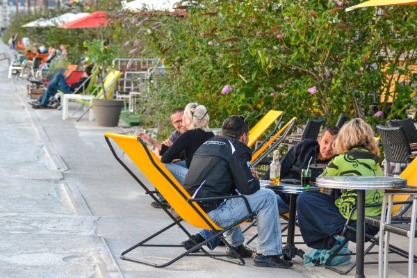 Les bars du Hangar à bananes, sur l'île de Nantes, au coucher du soleil. Photo : Thibault Dumas / Mediacités