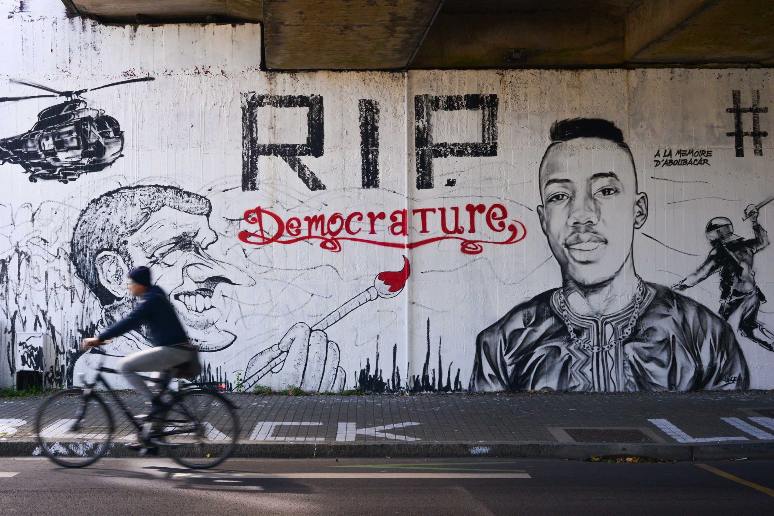 Fresque peinte en 2018 sous un pont à Nantes après la mort d'Aboubacar Fofana. Photo : Thibault Dumas / Mediacités