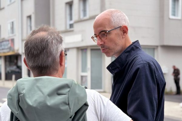 Julien Bainvel en campagne à Saint-Joseph-de-Porterie, en juin 2025. Photo : compte X de Julie Bainvel