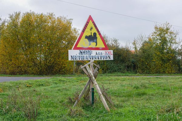Panneau tagué contre le méthaniseur XXL à Corcoué-sur-Logne, en 2021. Photo : Thibault Dumas / Mediacités