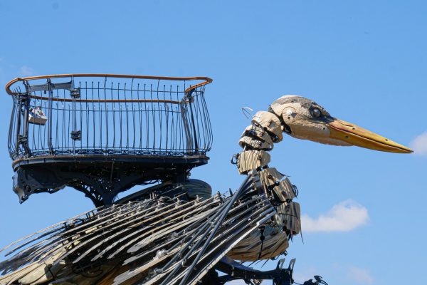 Un des hérons de l'Arbre aux hérons entreposé sur l'île de Nantes. Photo : Thibault Dumas / Mediacités
