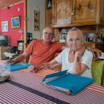 Marie-Thérèse Gilet, atteinte d'un cancer, avec son mari Guy Gilet à leur domicile de Villeneuve-en-Retz. Photo : Marion Coisne / Mediacités